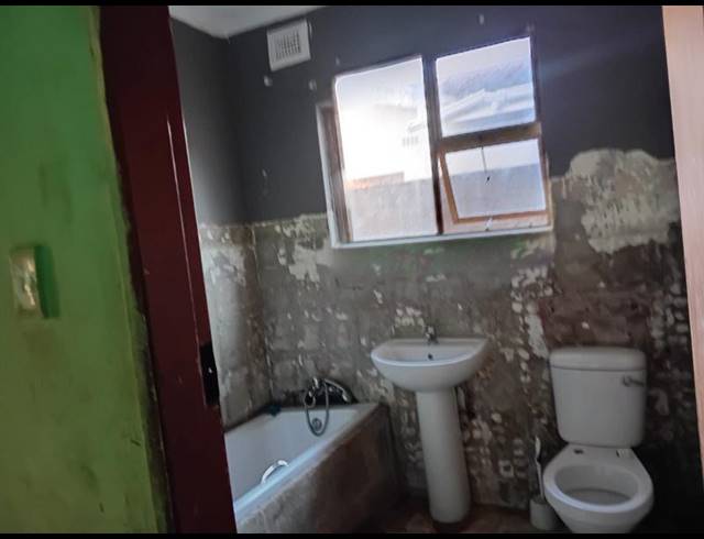 4 BEDROOM HOUSE FOR SALE IN NGWELEZANA